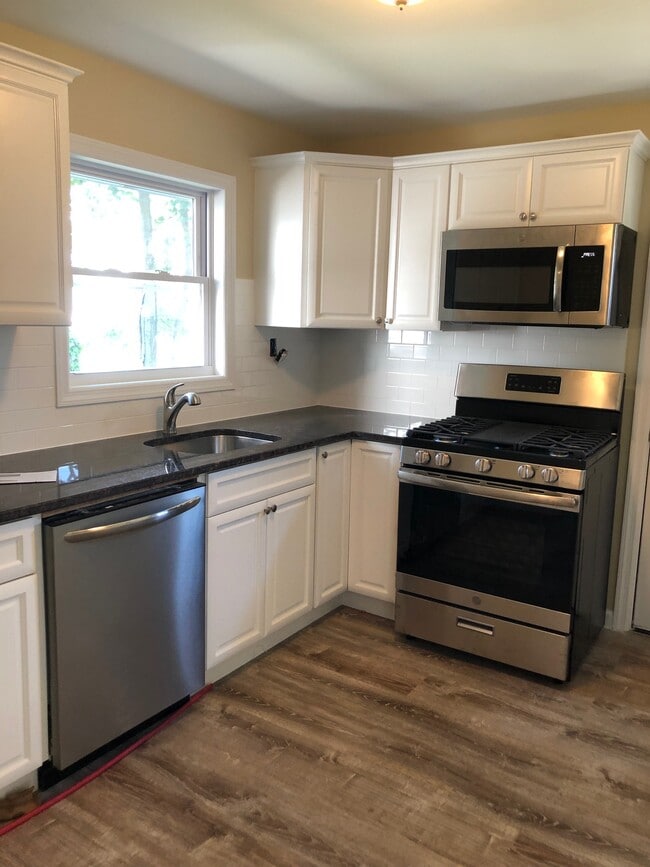 Full Kitchen - 33 Hartwell St