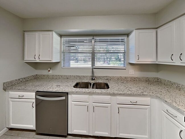Building Photo - 5051 San Clerc Rd