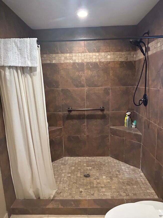 Huge shower - 6108 Cloudy Ridge St