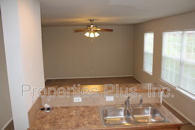 Building Photo - 2947 Creekside Dr