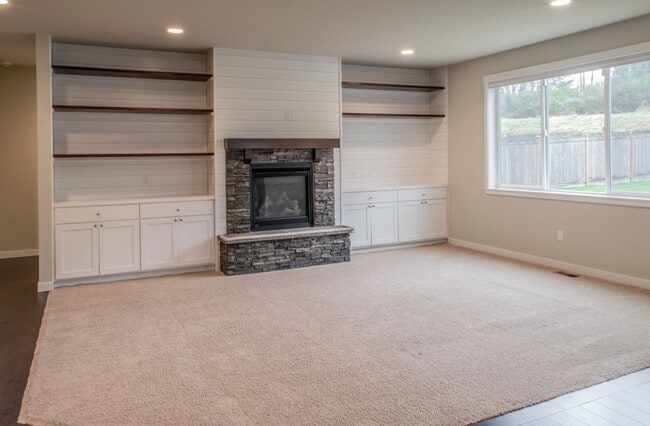 Building Photo - Beautifully Crafted 5bd/3bth home W/ Fence...