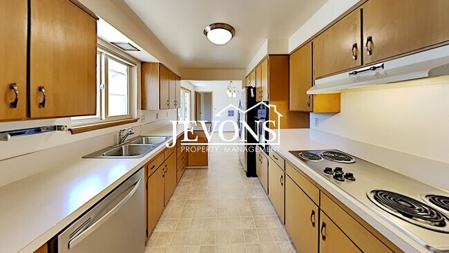 Foto del edificio - Spacious single-family home with a large f...