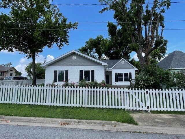 Building Photo - 202 N 6th St