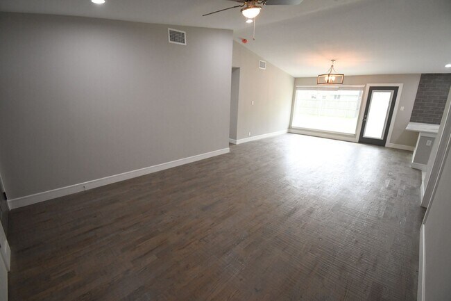 Building Photo - NEWLY REMODELED 4 bedroom