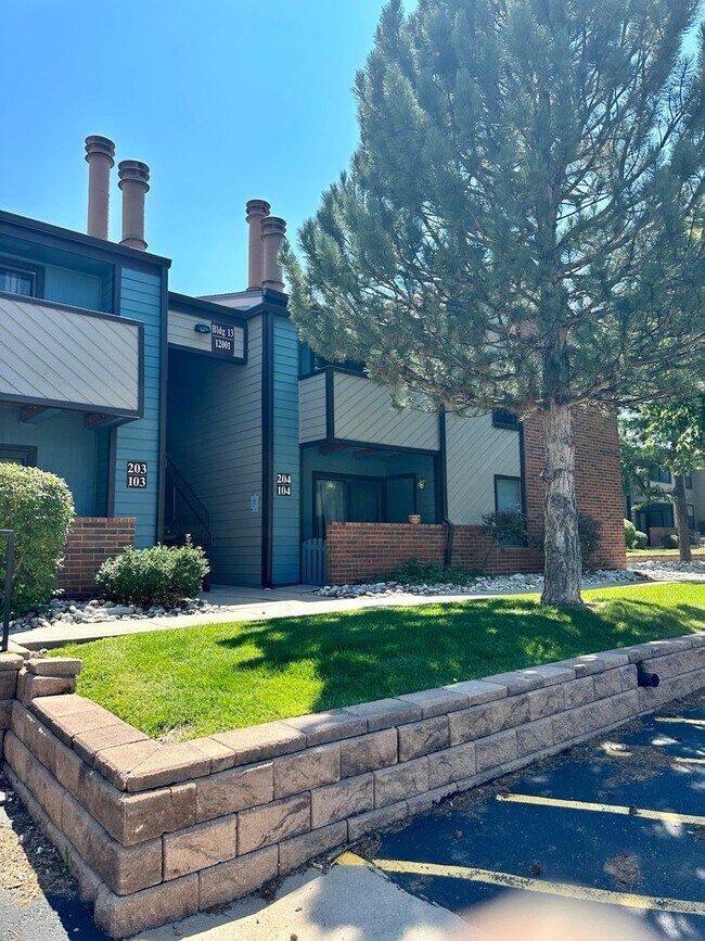 Building Photo - Remodeled 2 Bed 2 Bath in Aurora Available...