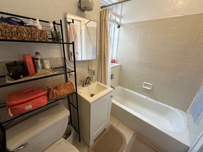 Foto del edificio - Close to Whole Foods - T Stop - Large Living Room - Natural Sun Light