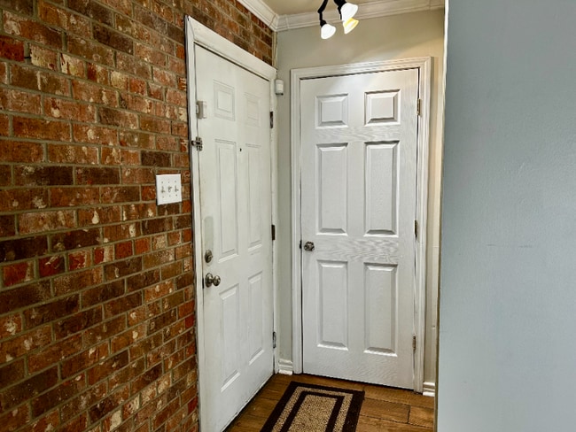 Building Photo - 305 Greenbriar St