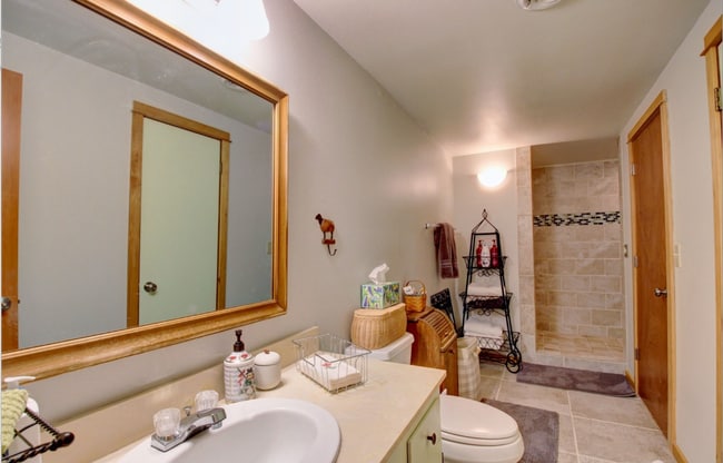 Building Photo - 16475 Fairway Dr