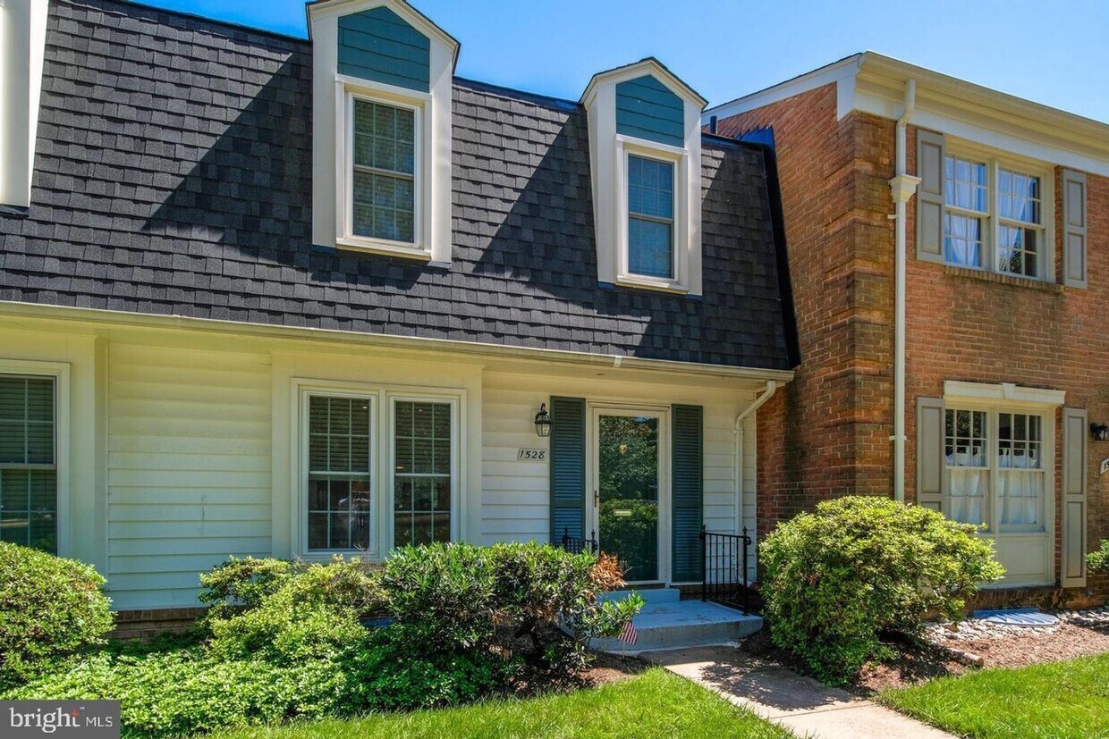 Foto principal - Charming townhome in the heart of McLean !!