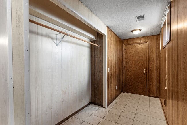 Building Photo - Spacious Duplex in Brooklyn Park