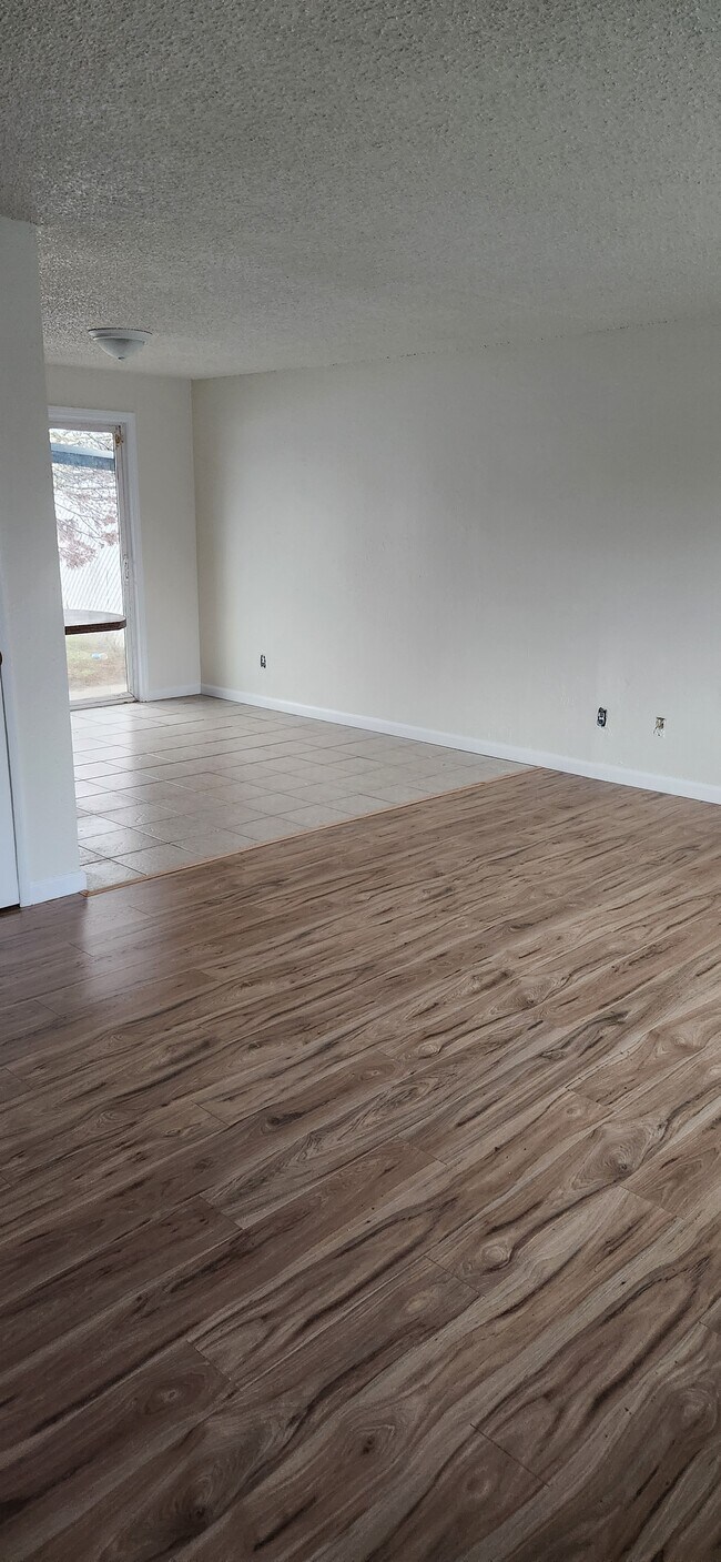 Foto del edificio - 800 Narregan St