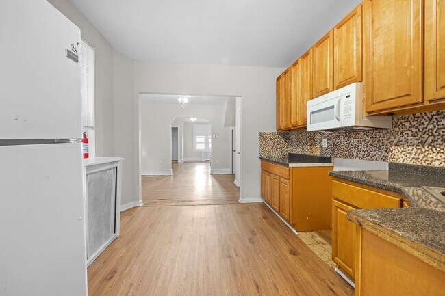 Building Photo - ???Large 4 bedroom & 1.5 baths home locate...