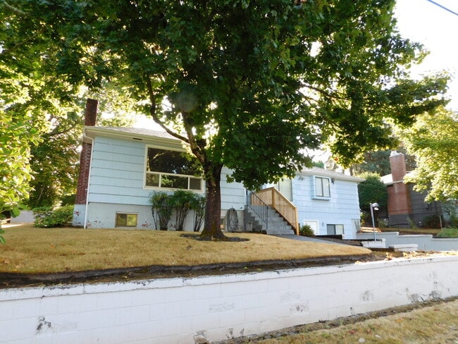 Building Photo - 4Bd/1.5Ba Two Story Home - Available to View!