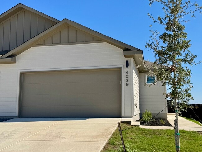 Foto del edificio - Stunning 3x2 Luxury Duplex in Buda, TX!