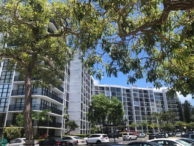 Building Photo - 1000 Parkview Dr