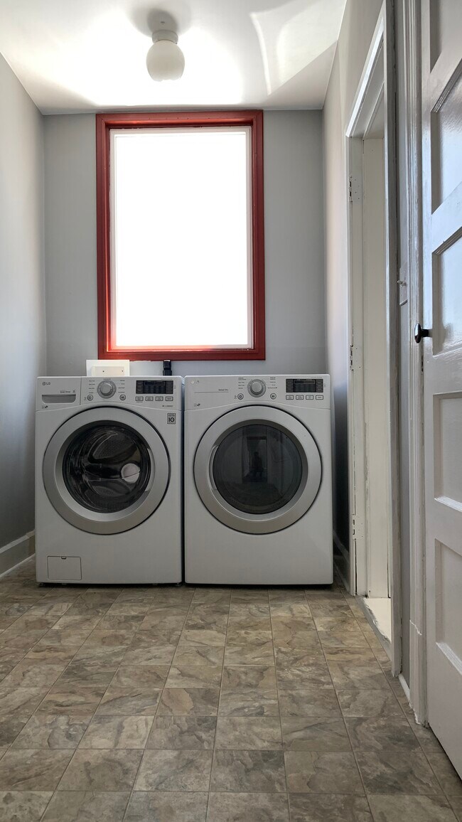 Building Photo - 1211 E Denny Way