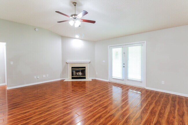 Foto del edificio - 717 S Lake Cunningham Ave