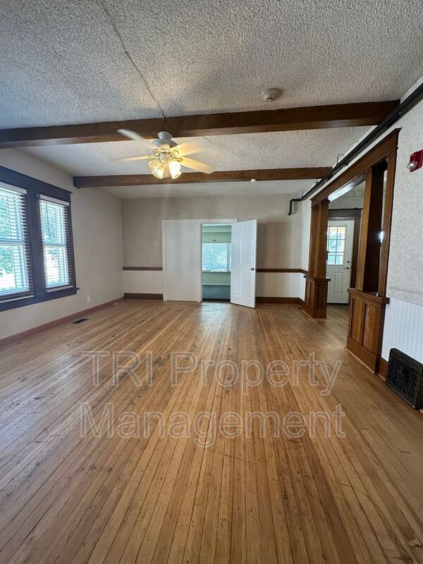 Building Photo - 1605 11th Ave