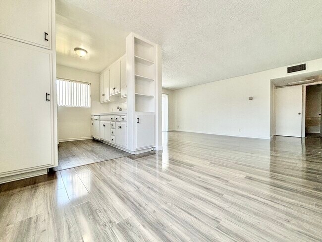 Building Photo - 319 S Clark Dr
