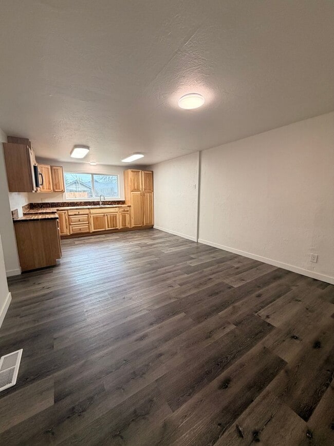 Building Photo - Fully Remodeled 3-Bedroom apartment