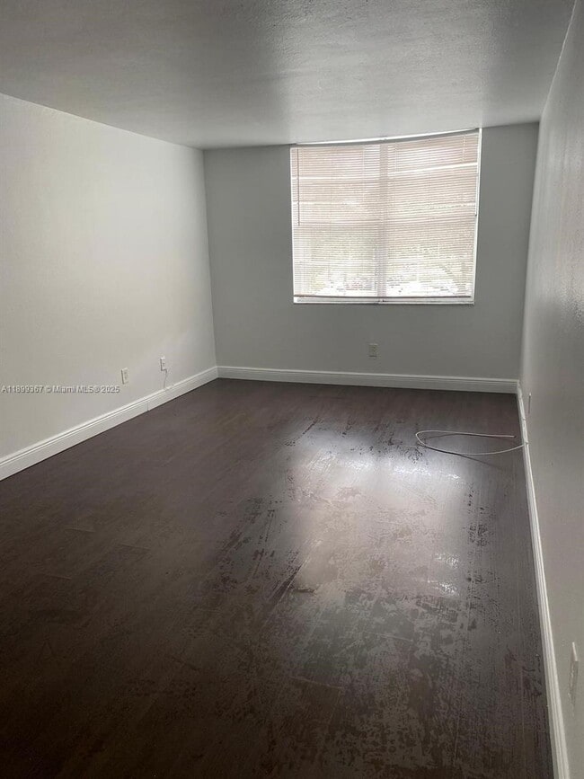 Foto del edificio - 484 NW 165th St