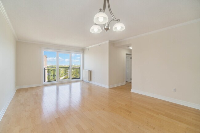 Photo du bâtiment - WELCOME TO THE SUMMIT - ONE BEDROOM PLUS DEN APARTMENT AVAILABLE