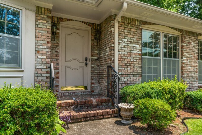 Foto del edificio - Home for Rent in Vestavia, Alabama, zoned ...