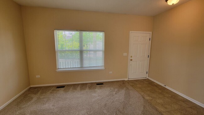 Building Photo - 2 BEDROOM, 1.1 BATH RANCH 1/2 DUPLEX