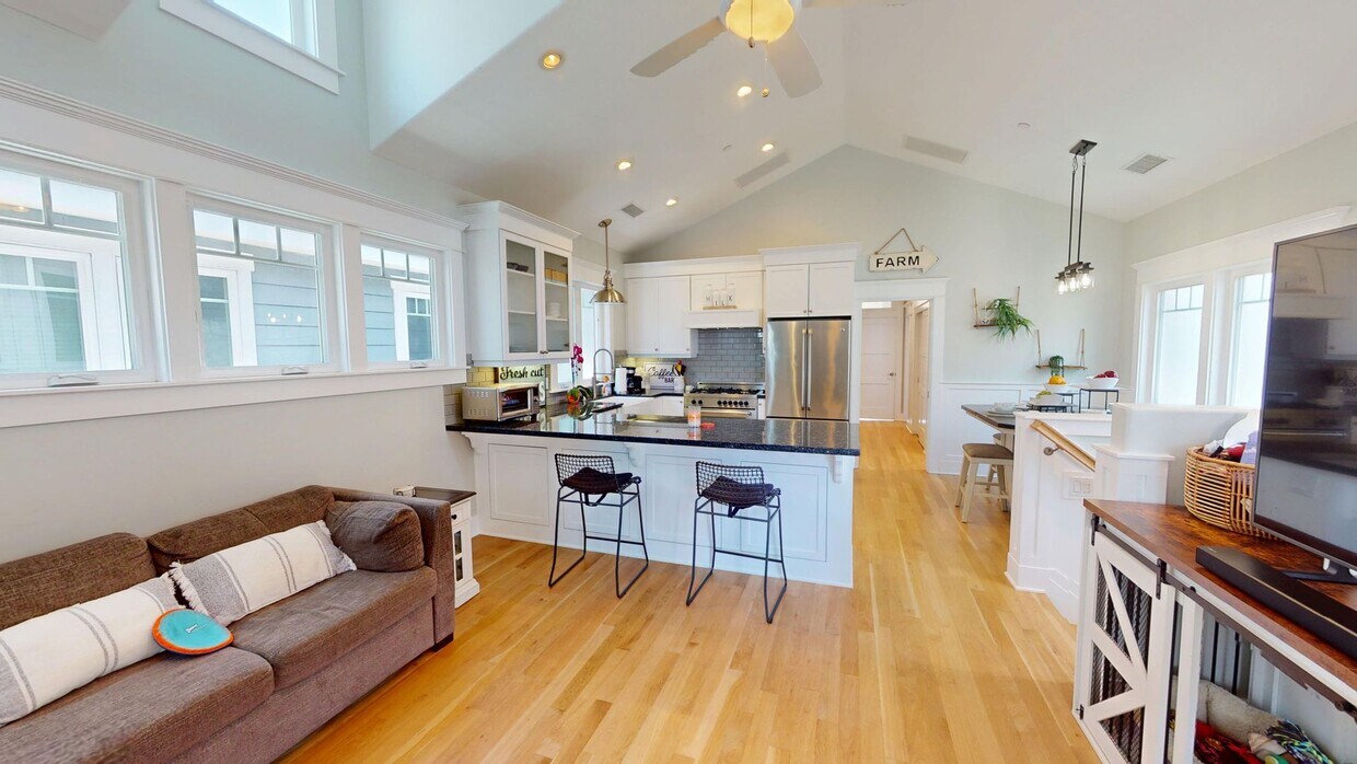 Foto principal - Spacious 4 Bed and 3 Bath Home in Coronado...