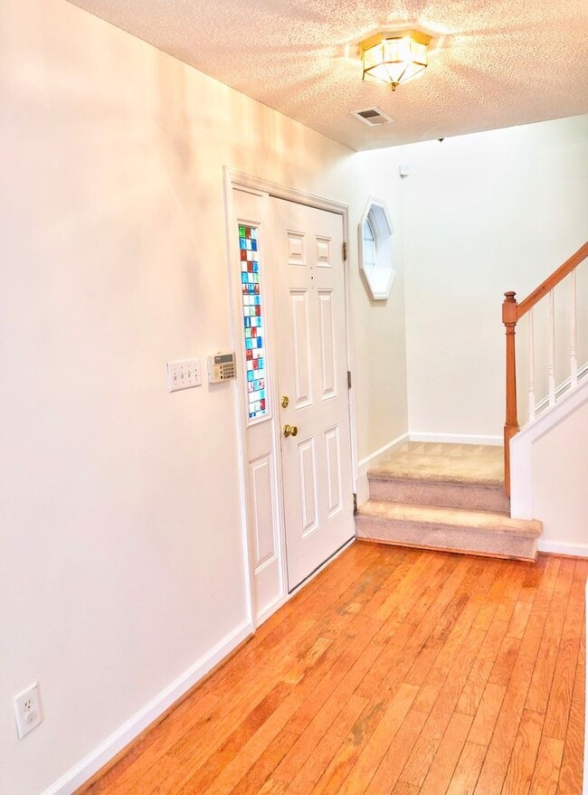 Foto del edificio - Beautiful Must See 3 Bedroom with Deck and Garage, minutes from Duke!