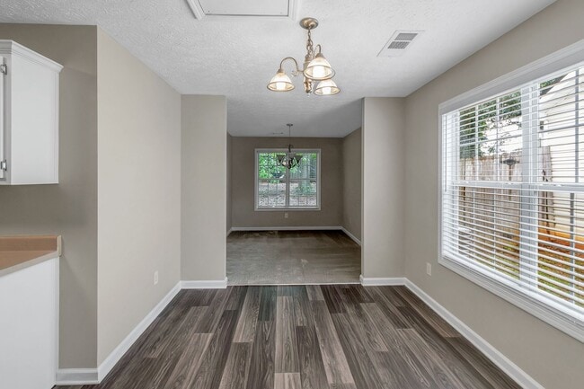 Foto del edificio - BEAUTIFUL 3 BEDROOM / 2 BATH HOME WITH PRIVACY FENCE!