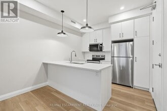 Building Photo - 231 Park St N