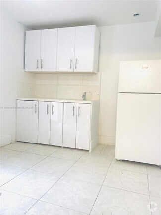 Building Photo - 613 Sharar Ave