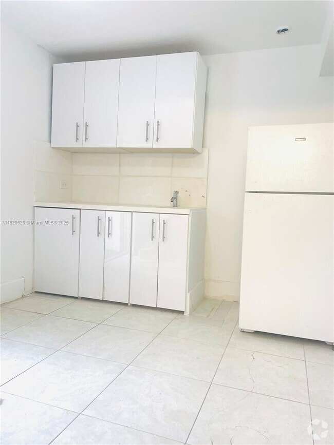 Building Photo - 613 Sharar Ave