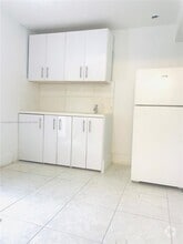 Building Photo - 613 Sharar Ave