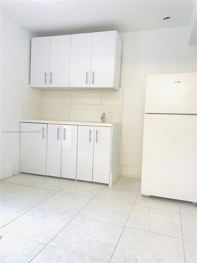 Building Photo - 613 Sharar Ave