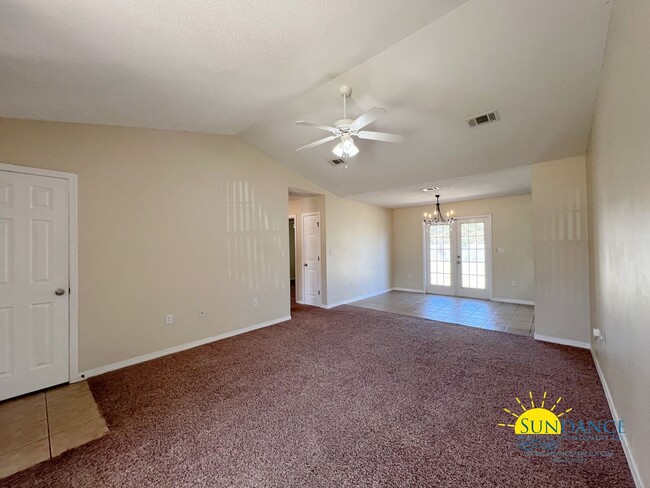 Building Photo - Charming 3-Bedroom Home in Crestview Near ...