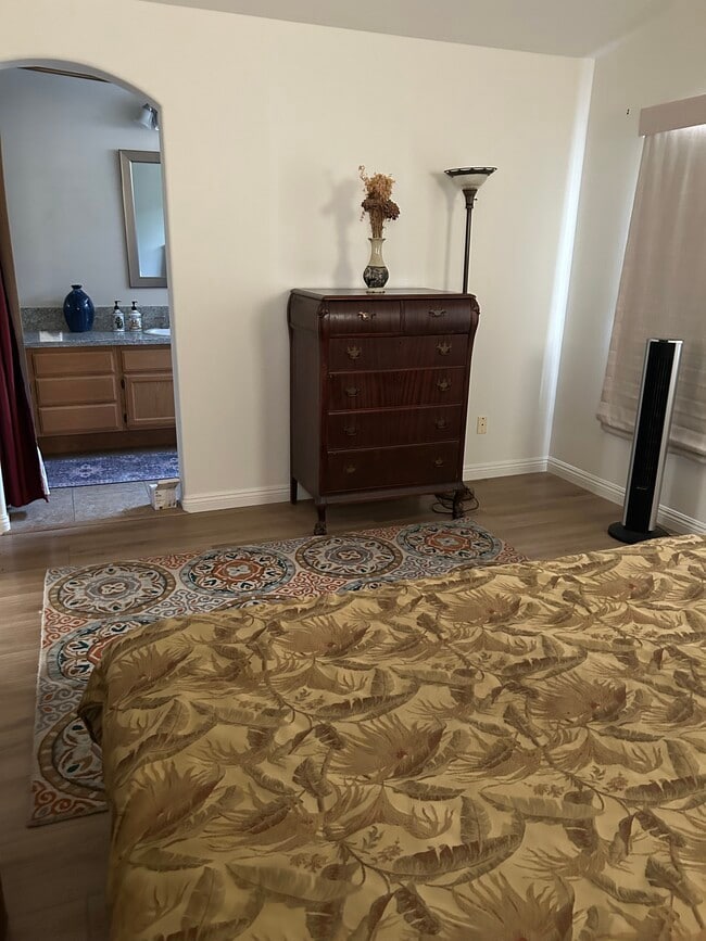 Building Photo - 319 W Shoshone St