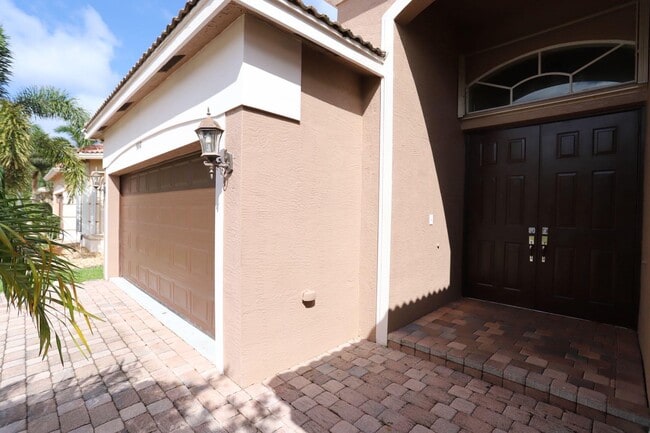 Building Photo - 7458 Via Luria