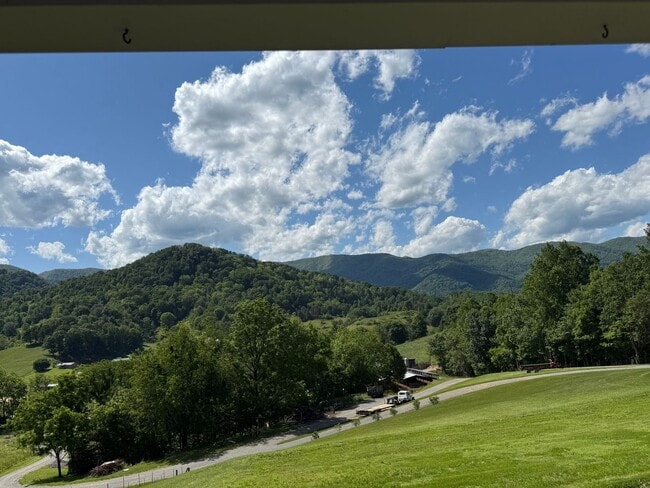 Foto del edificio - Mountain Views on Beautiful Farm Land
