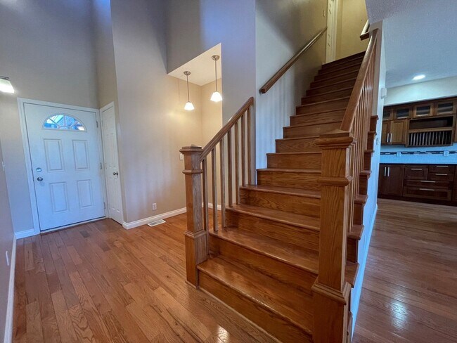 Building Photo - Town Home For Rent Bellevue!