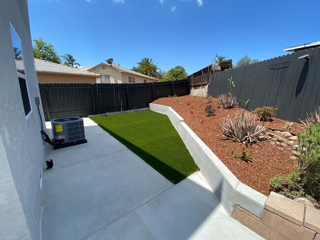 Building Photo - 4BD/2BA  with Large Upstairs Balcony!