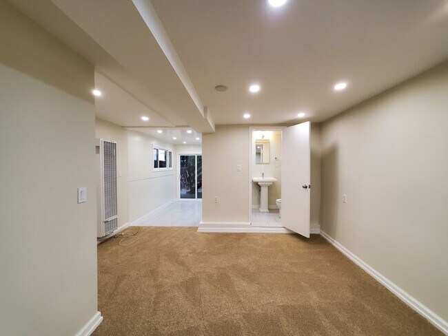 Building Photo - 55 Brosnan St