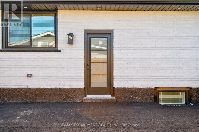 Photo du bâtiment - 75-75 Britten Close