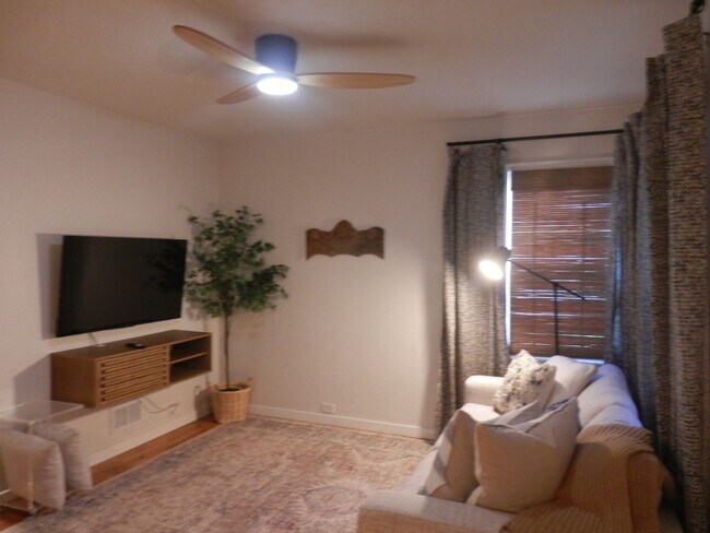 Building Photo - Adorable Fully Furnished 2 Bed/ 1 Bath House!