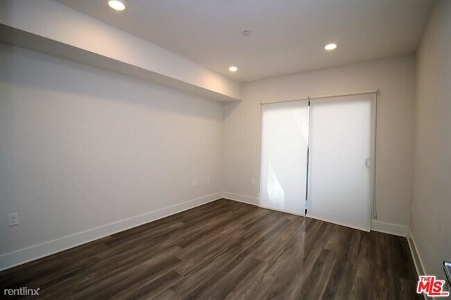 Building Photo - 5030 Rosewood Ave