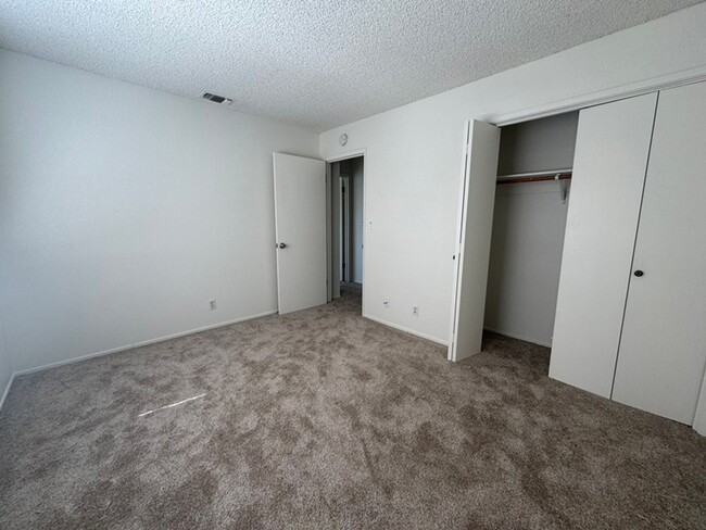 Building Photo - 2 Bedrooms, 1.5 Bath Townhouse Style Apart...
