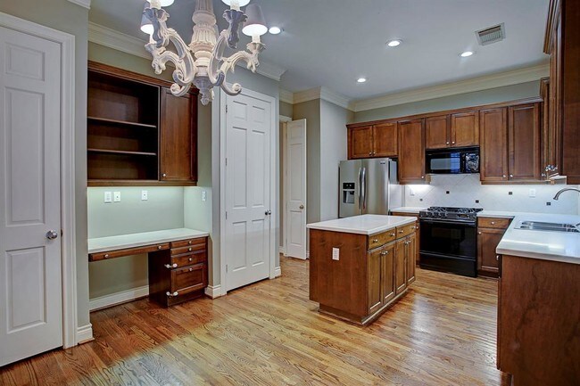 Building Photo - 5148 Chevy Chase Dr