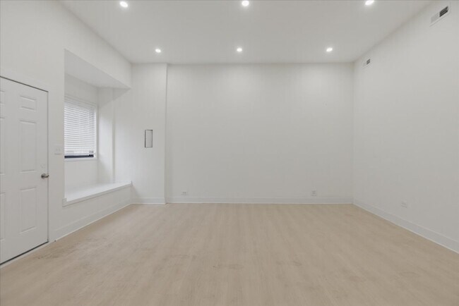 Foto del edificio - 2234 W Irving Park Rd