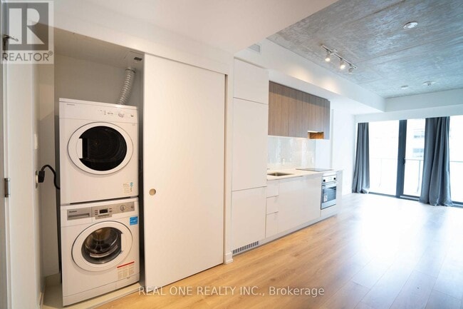 Building Photo - 161 Roehampton Ave